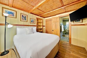 Iron/ironing board, free WiFi, bed sheets - Amazing Location, Walk 2 Beach,Pool, Jacuzzi,Cute! (San Diego)