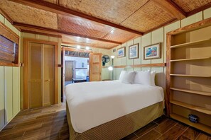 Tabla de planchar con plancha, wifi gratis y ropa de cama 