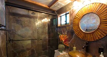 Amazing Location, Walk 2 Beach,Pool, Jacuzzi,Cute!