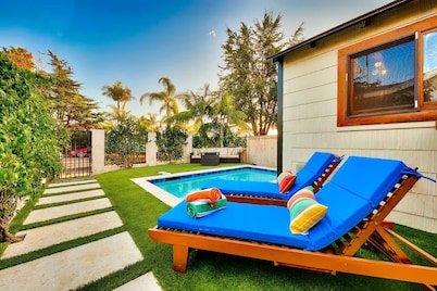 Amazing Location, Walk 2 Beach,Pool, Jacuzzi,Cute!