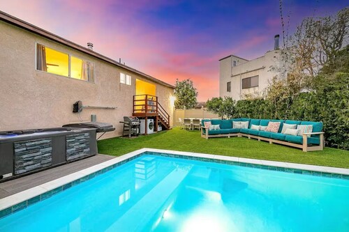 Perfect for Families,Pool,Jacuzzi,Large Back Yard!
