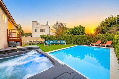 Perfect for Families,Pool,Jacuzzi,Large Back Yard!