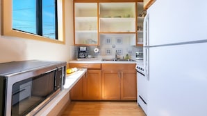 Wasserkocher mit Kaffee-/Teezubehör, Kühlschrank, Mikrowelle, Ofen