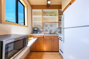 Coffee/tea maker, fridge, microwave, oven - Great Reviews, Jacuzzi, Rooftop Deck, Ocean Views! (San Diego)