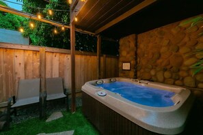 Outdoor spa tub - Walk to Beach, Jacuzzi, Rooftop Deck, Ocean Views! (San Diego)