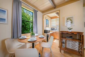 Dining - Walk to Beach, Jacuzzi, Rooftop Deck, Ocean Views! (San Diego)