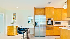 Private kitchen - Great for Families,Pool,Jacuzzi,Close 2 Everything (San Diego)