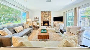 Living area - Great for Families,Pool,Jacuzzi,Close 2 Everything (San Diego)