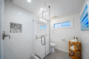 Shower, hair dryer, towels - 20% Off 30+ Stay! Perfect Location, Walk To Shops (San Clemente)