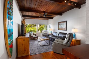 A living room with a wooden ceiling, a sofa, a coffee table, and a TV on a wooden cabinet. - 20% Off 30+ Stay! Perfect Location, Walk To Shops (San Clemente)