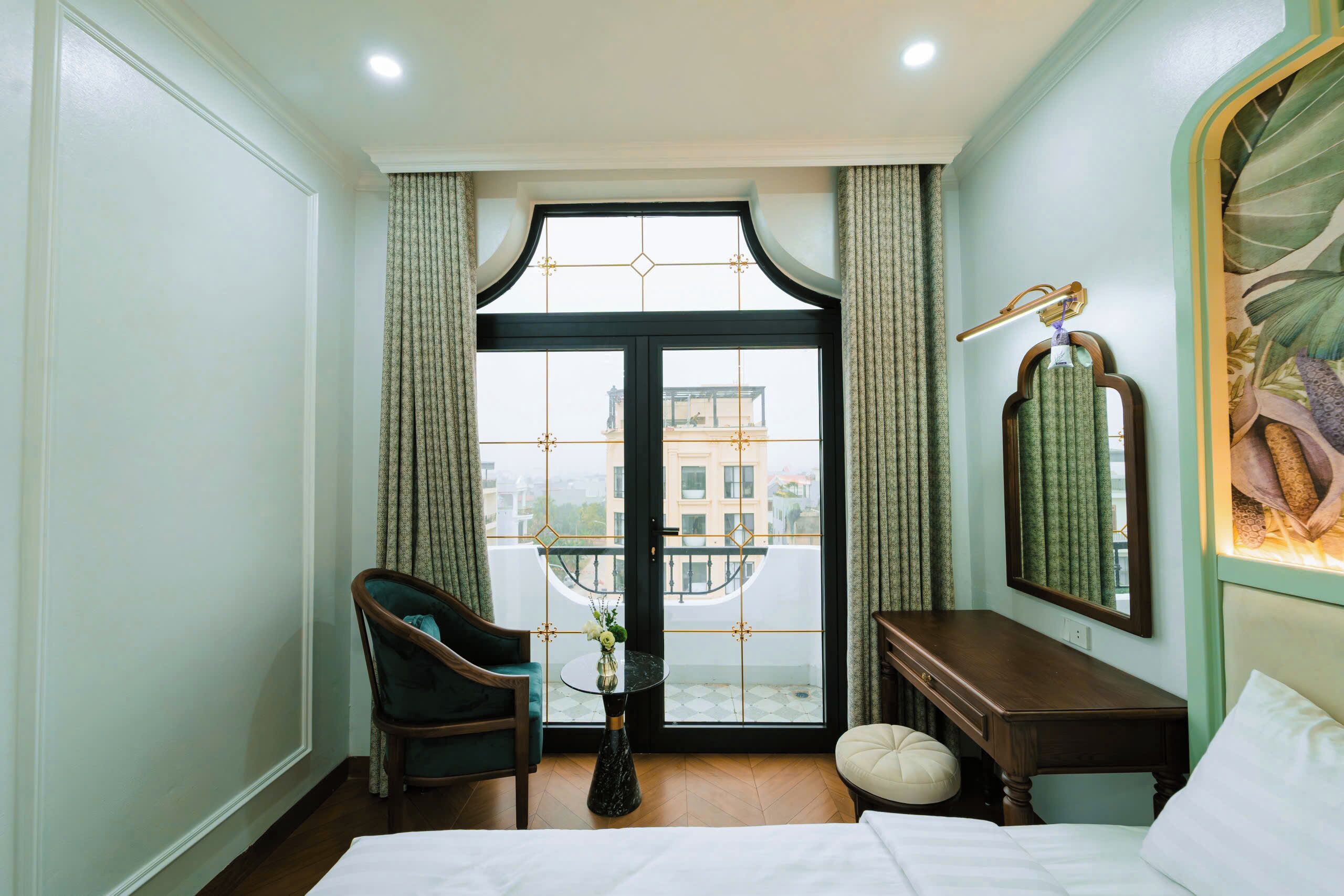 Family Room, Balcony, City View | Desk, free WiFi