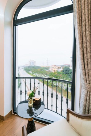 Habitación clásica doble, balcón, vistas a la ciudad | Interior