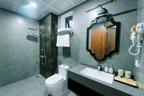 Classic Twin Room, Balcony, Park View | Bathroom | Shower, hair dryer, towels, soap - OCEAN HOTEL NINH BINH (Ninh Bình)