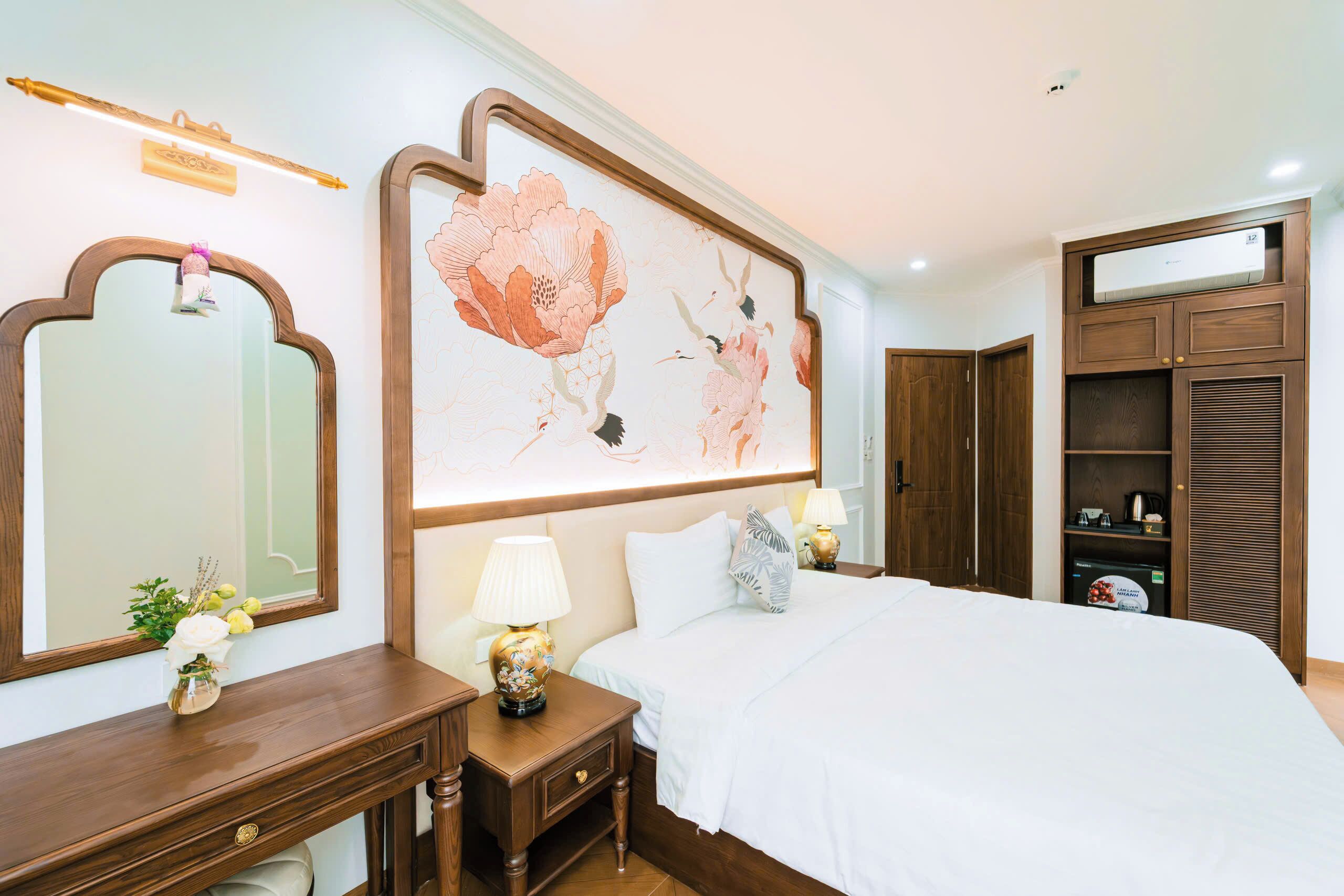 Habitación clásica doble, balcón, vistas a la ciudad | Escritorio y wifi gratis