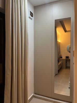 Estudi de luxe, balcó, vistes a la ciutat | Planxa i posts de planxar i wifi gratuïta