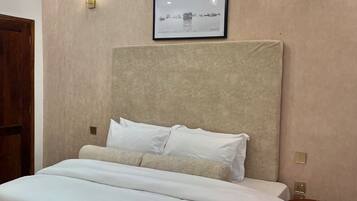 Estudi de luxe, balcó, vistes a la ciutat | Planxa i posts de planxar i wifi gratuïta