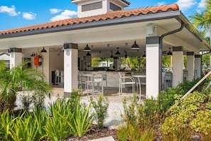 Outdoor dining - Vista Cay Resort Near Parks & Convention Center (Orlando)