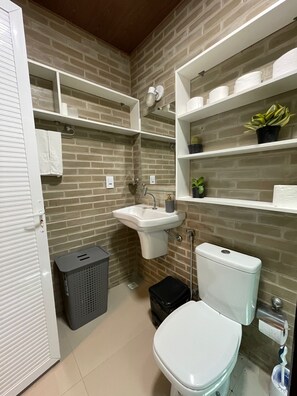 Maison classique, vue sur le jardin | Salle de bain | Douche, serviettes fournies