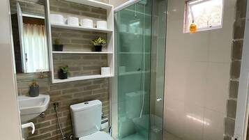 Casa clàssica, vistes al jardí | Bany