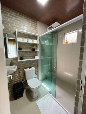Shower, towels - Praiana House (Aquiraz)