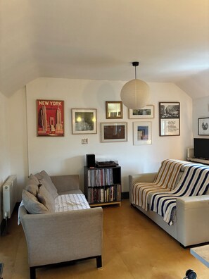 Unclassified image, 3 of 21, button