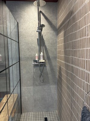 Hair dryer, towels, toilet paper - Cool city residential house. Near the best restaurants and cafés.  Pet friendly. (Dublin)