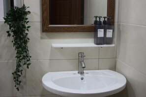 Sèche-cheveux, serviettes fournies, savon, papier toilette