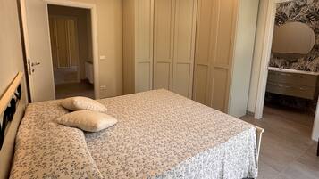 Une chambre à coucher avec un lit, une armoire et une commode.