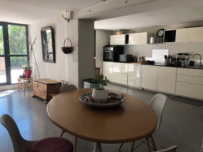 冷蔵庫、電子レンジ、オーブン、コンロ