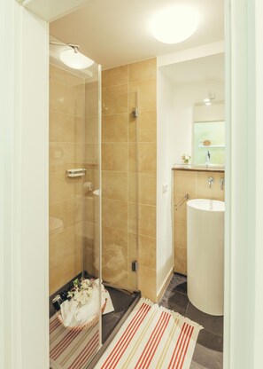 Shower, hair dryer, towels, soap - Spacious 3-room apartment for up to four guests (Lindau)