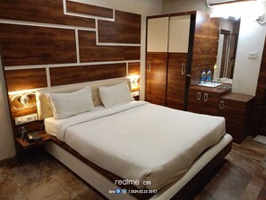 Quarto casal clássico, vista para a cidade | Escrivaninha, ferros/tábuas de passar roupa, Wi-Fi de cortesia