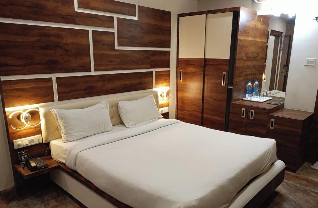 Escritorio, tabla de planchar con plancha y wifi gratis 