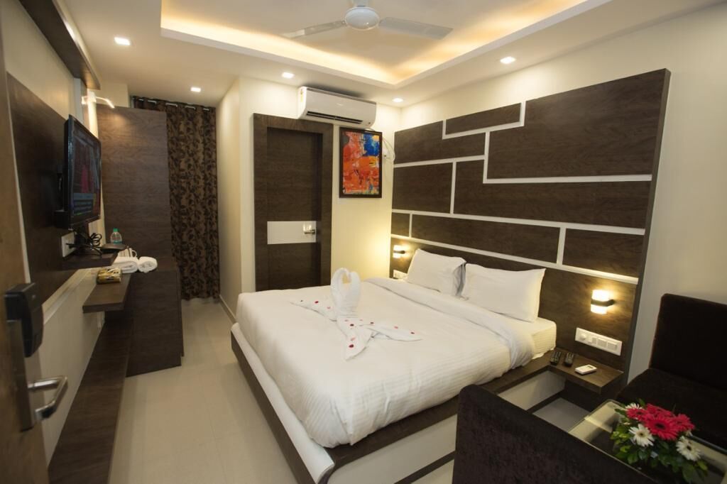 Quarto casal superior, vista para a cidade | Escrivaninha, ferros/tábuas de passar roupa, Wi-Fi de cortesia