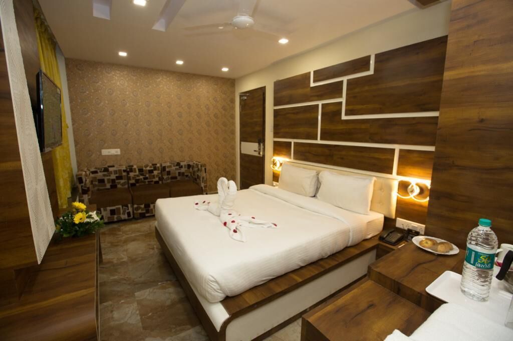 Classic Double Room, City View | Desk, iron/ironing board, free WiFi