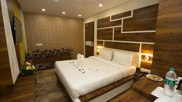 Classic Double Room, City View | Desk, iron/ironing board, free WiFi