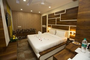 Quarto casal clássico, vista para a cidade | Escrivaninha, ferros/tábuas de passar roupa, Wi-Fi de cortesia