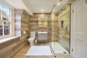 Douche, sèche-cheveux, serviettes fournies, savon