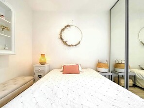 2 chambres, bureau, fer et planche à repasser, draps fournis