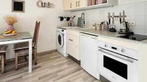 Kaffetrakter/tekoker, kjøleskap, ovn og oppvaskmaskin
