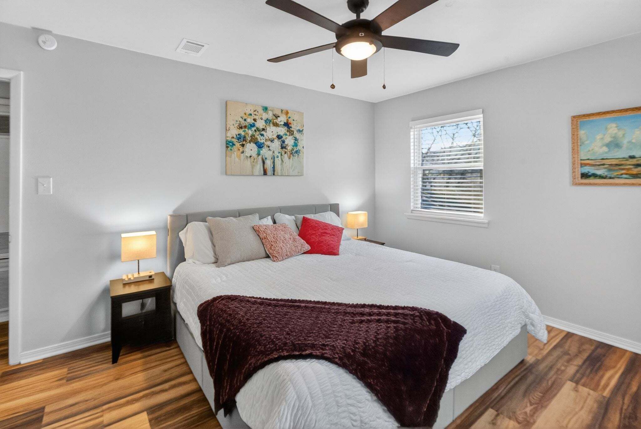 4 bedrooms, iron/ironing board, WiFi, bed sheets