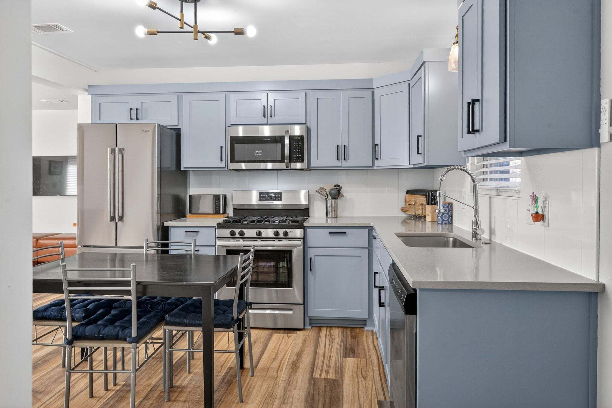 Geladeira, micro-ondas, fogão, lava-louças