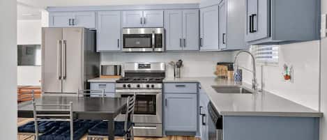 Réfrigérateur, four à micro-ondes, un four, lave-vaisselle