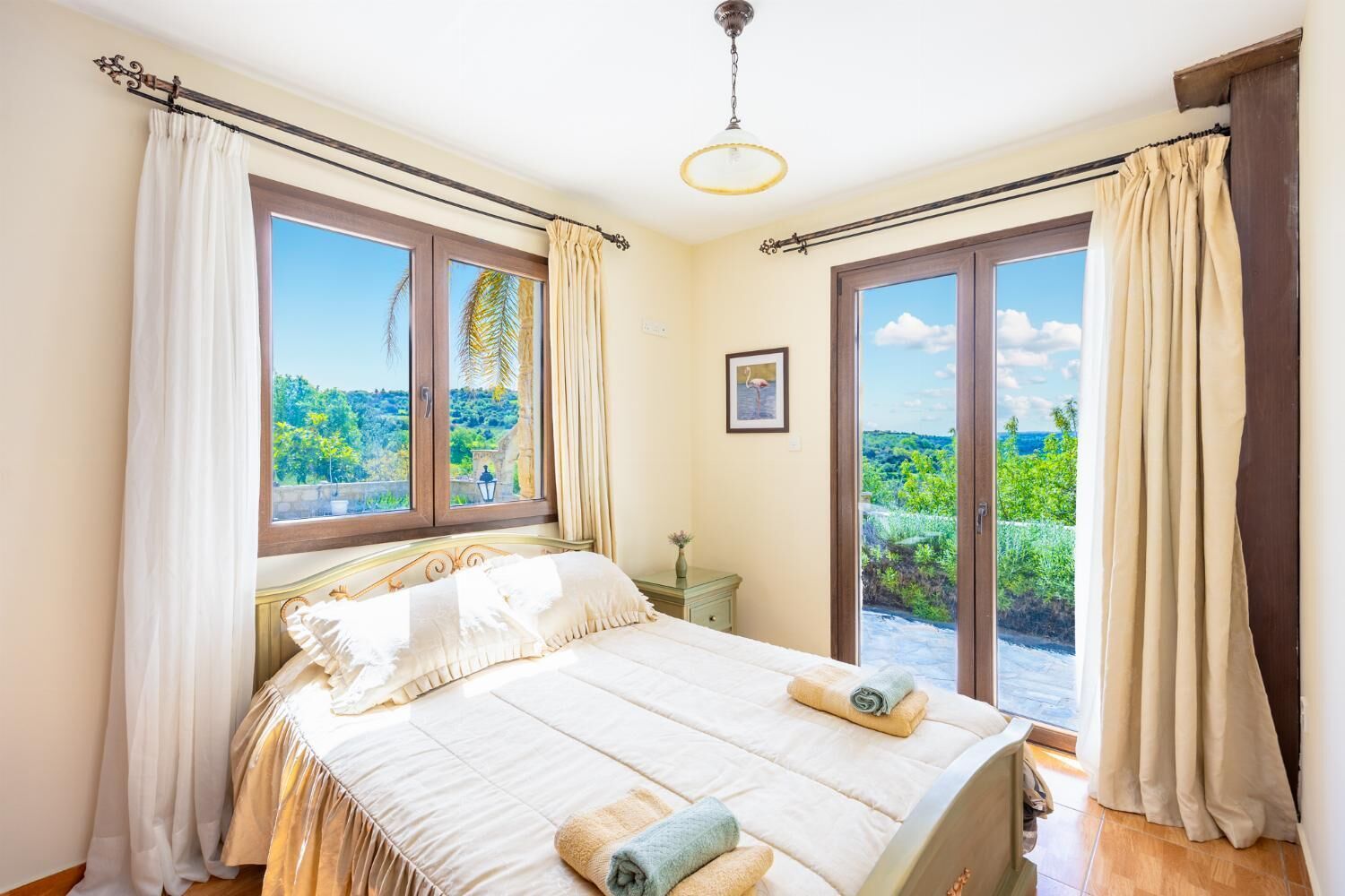 5 bedrooms, iron/ironing board, WiFi, bed sheets