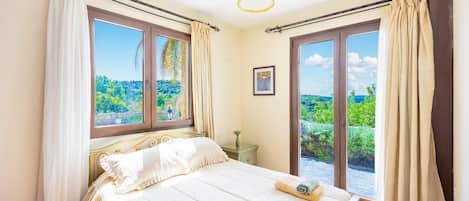 5 bedrooms, iron/ironing board, WiFi, bed sheets