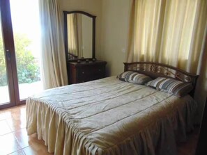 5 bedrooms, iron/ironing board, WiFi, bed sheets