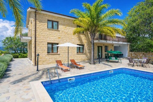Villa Alonia - Four Bedroom Villa, Sleeps 8