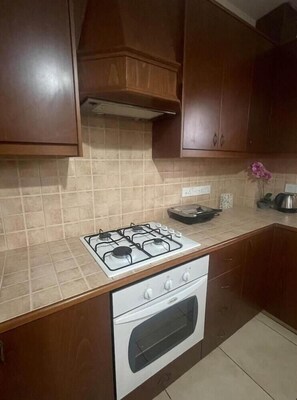 Fridge, microwave, oven, coffee/tea maker