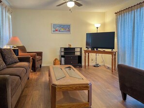 Living area - Lone Oak Point 16 - Three Bedroom Apartment, Sleeps 8 (Sunrise Beach)