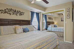 2 bedrooms, free WiFi, bed sheets - Lighthouse Landing 3-101 (Lake Ozark)