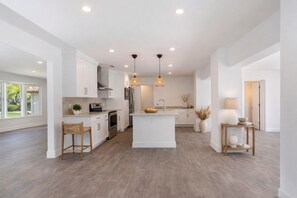 Unclassified image, 4 of 7, button - 	Modern Lakefront Escape Steps to Tropical Park (Miami)